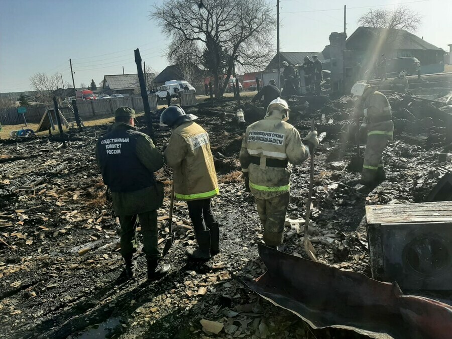 Трагедия в Свердловской области у многодетной семьи сгорел дом погибли пятеро детей