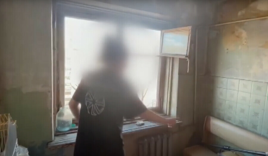 В Благовещенске полиция проверила семью чей ребенок стоял в окне 5 этажа Родителей могут лишить родительских прав видео
