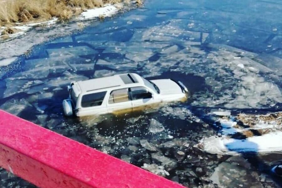 В Приамурье джип улетел в воду  