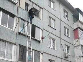 В Свободном пожарные спасли мужчину стоявшего на козырьке балкона фото