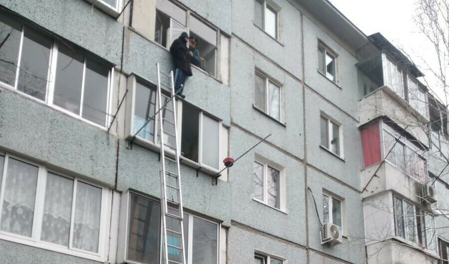 В Свободном пожарные спасли мужчину стоявшего на козырьке балкона фото