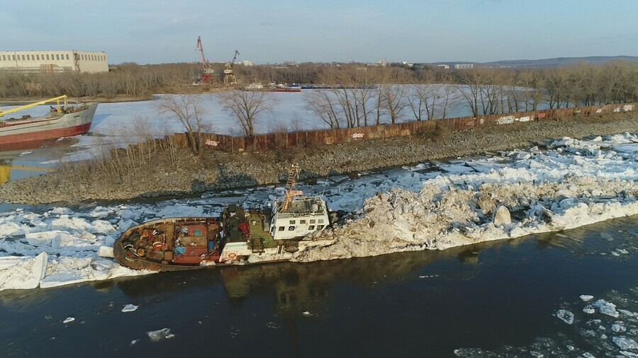 В Хабаровске экстремальный ледоход снес три судна видео