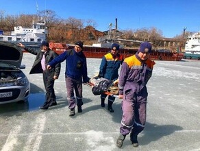 В Благовещенске девушка перепутала педали и сорвалась в реку видео