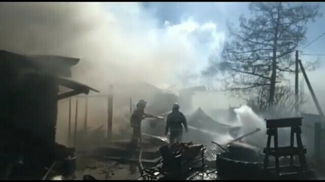 В Магдагачи изза сильного ветра пожарные не могут потушить жилой дом видео