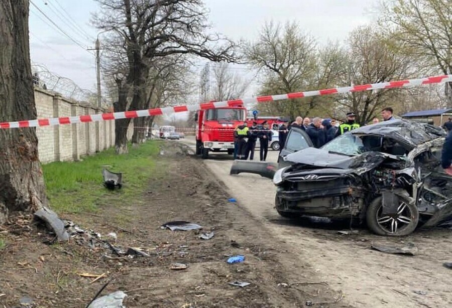 Трагедия в Ростовской области машина с подростками врезалась в дерево пятеро погибли Сидевшему за рулем было всего 14 лет