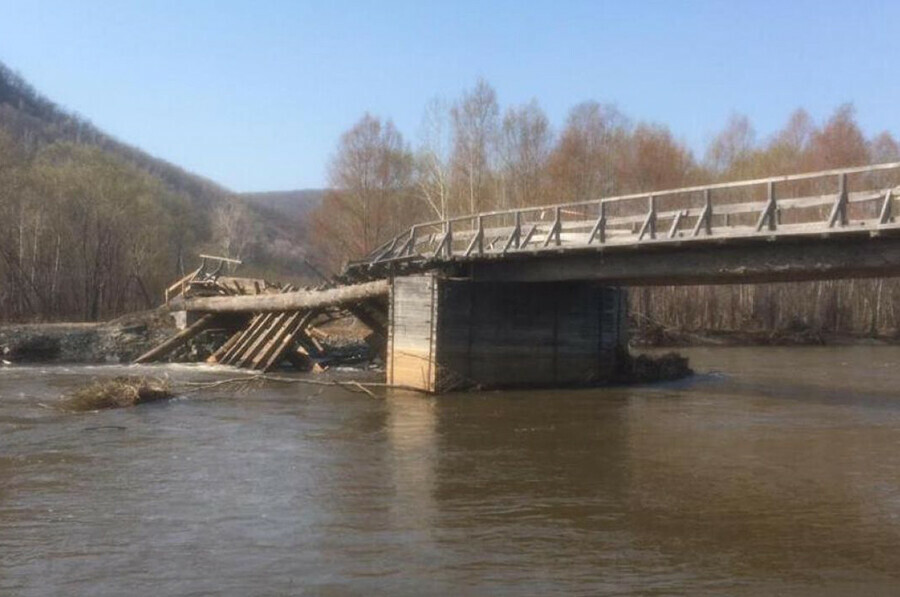 В Приморье с моста в реку рухнула машина Трое человек спаслись троих ищут