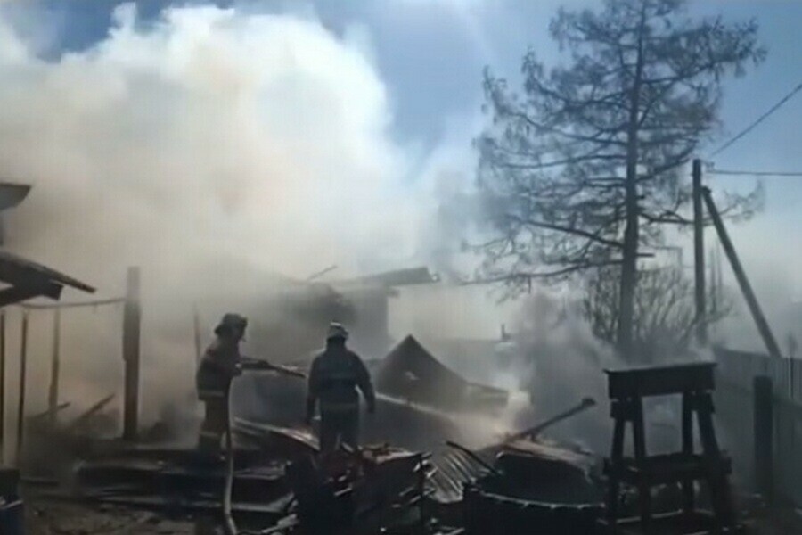 Небо осталось открытое Амурчанка с четырьмя детьми изза пожара лишилась крова