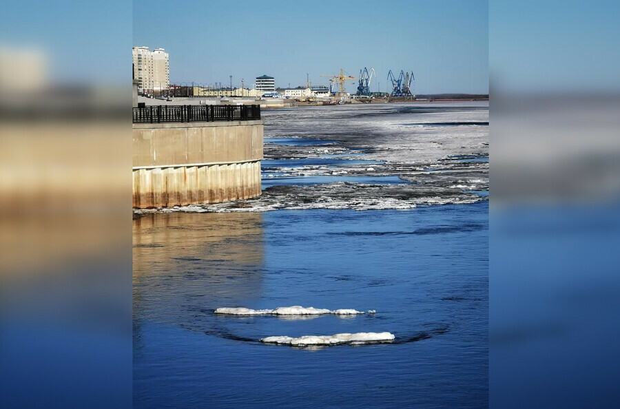 Вода в благовещенске купить. Ледоход на Зее у Благовещенска Амурской области 2022 год. Фото река Амур Благовещенска Амурская область. Река Амур Благовещенск. Когда вскрывается Амур в Благовещенске.