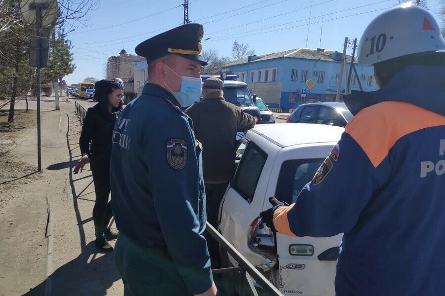 В Благовещенске столкнулись три авто Пожилую пассажирку из машины извлекали спасатели