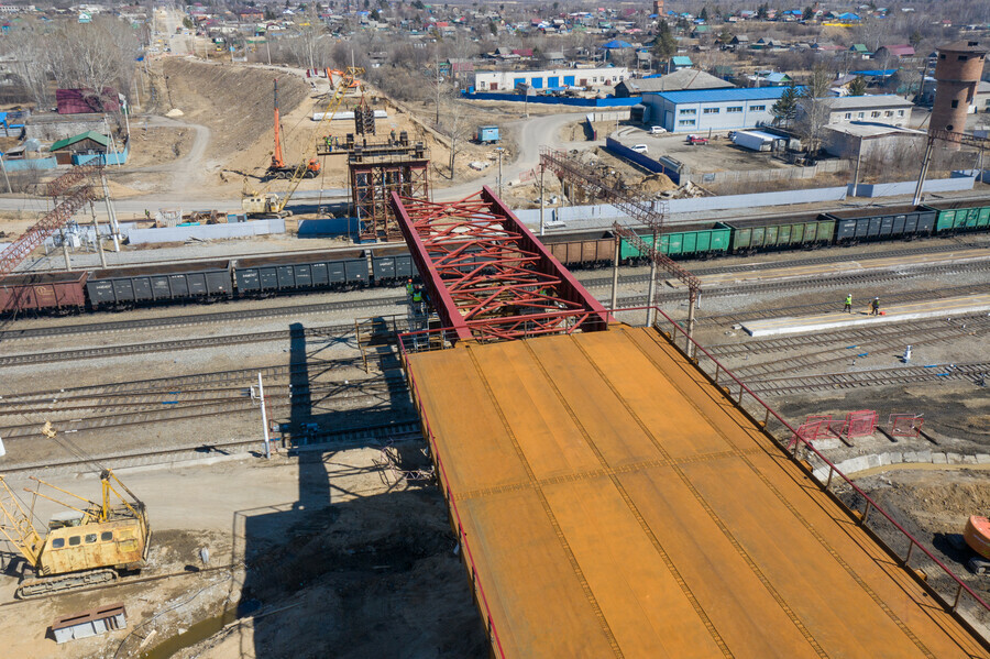 В Свободном началась надвижка пролетного строения весом 600 тонн нового путепровода