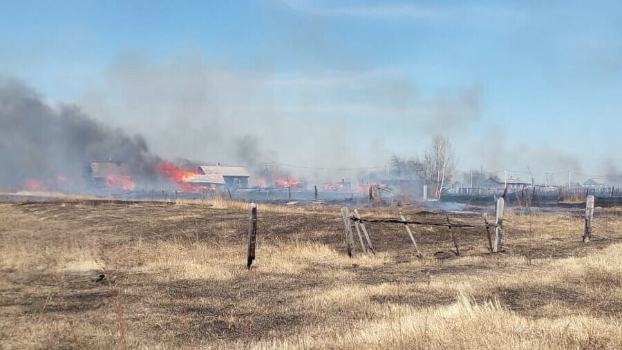 Появилось видео с места крупного пожара в амурском селе Свободный Труд