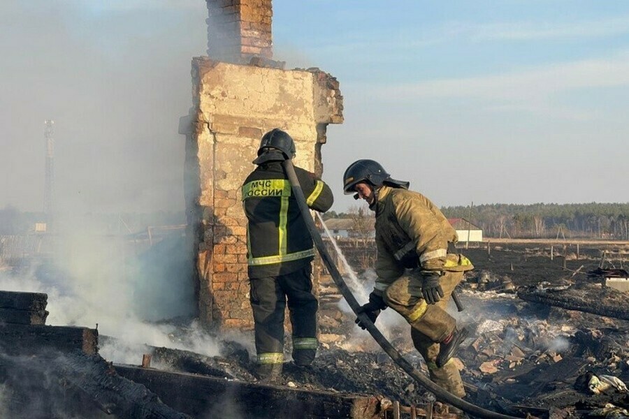 Жители амурского села где сгорели 6 домов считают что причиной пожара могла стать сварка 