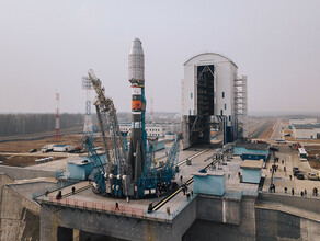 Ракетуноситель со спутниками OneWeb на космодроме Восточный установили в стартовую систему 