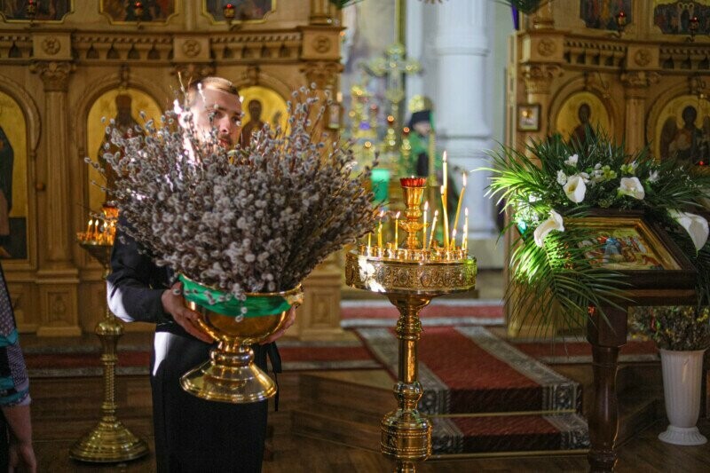 В храмах Амурской области встречают Вербное воскресенье