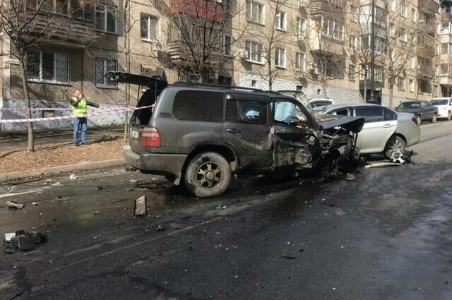 В Хабаровске пьяный водитель внедорожника разбил 4 машины погибла семейная пара видео
