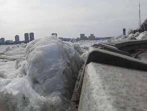 Давление льда огромное В мэрии Благовещенска прокомментировали разрушение набережной под натиском ледяных глыб