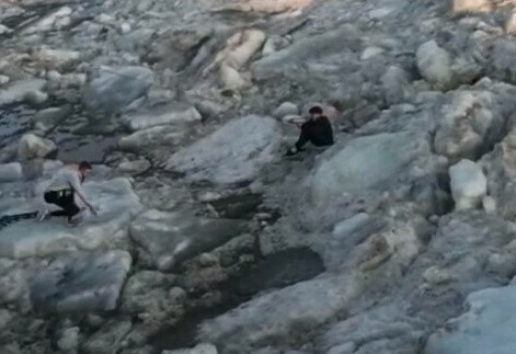 Провалившегося под лед благовещенского школьника пытались спасти друзья Но без помощи спасателей не обошлось видео