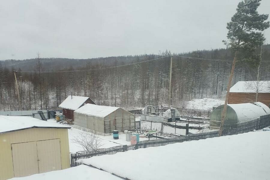 На севере Амурской области выпал снег и выросли сугробы фото видео 