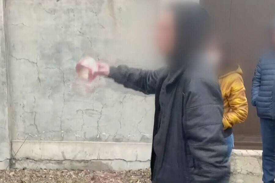 Задержан судимый благовещенец ударивший незнакомца кирпичом по голове видео