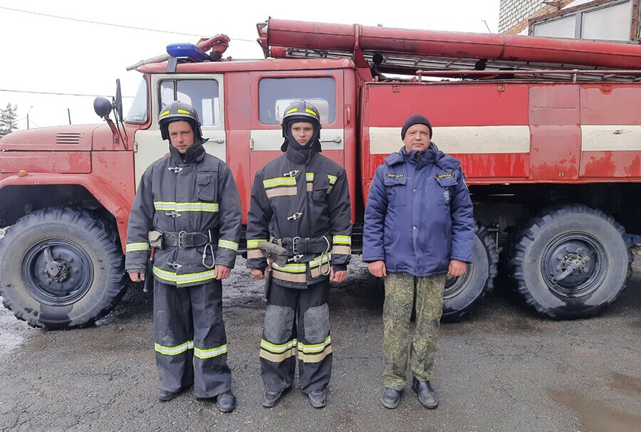 Пожарные спасли двух детей из горевшего дома в Магдагачи 