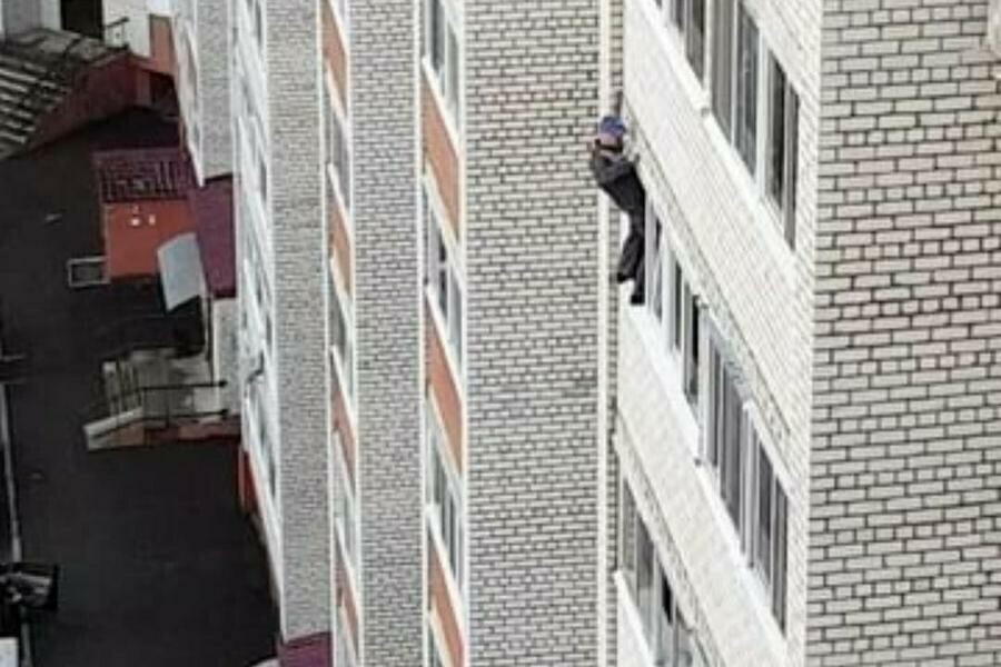 Благовещенцев напугал мужчина который на 8 этаже экстремально стоял на лоджии видео