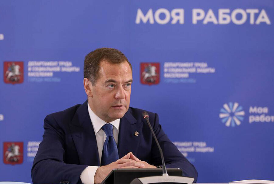 Дмитрий Медведев предложил эксперимент ввести 4дневную рабочую неделю в регионах