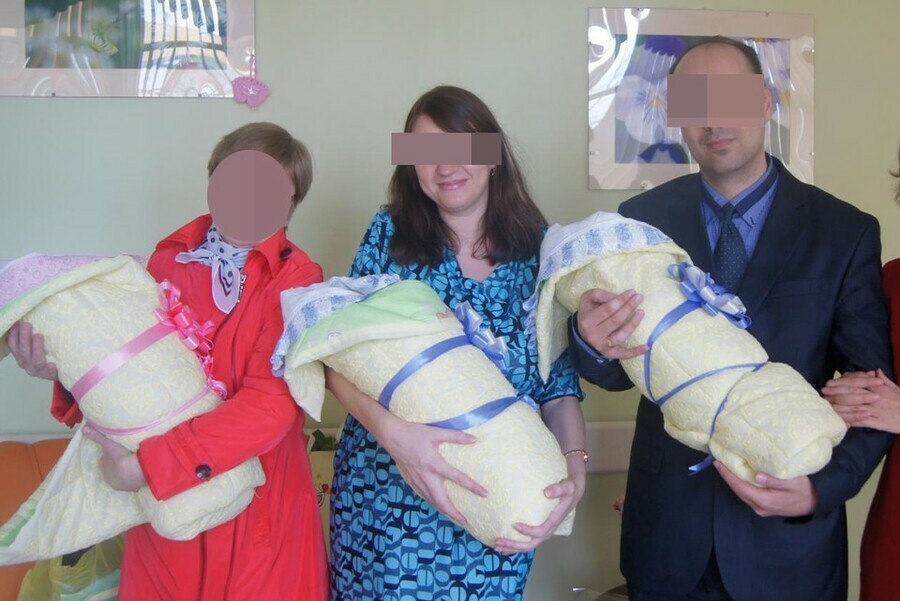 Жуткая трагедия во Владивостоке обезумевшая мать тройняшек зарезала мужа и детей а после пошла в кино