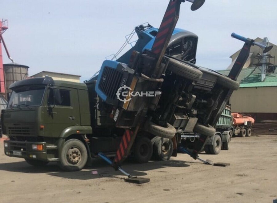 В Амурской области кран рухнул на автомобиль