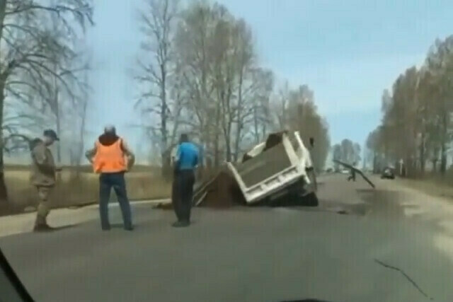 В Амурской области грузовик провалился в трещину на дороге