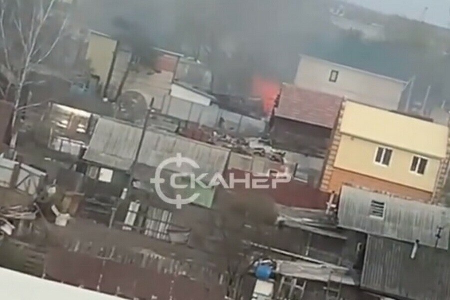 В Благовещенске сгорела крыша жилого дома видео