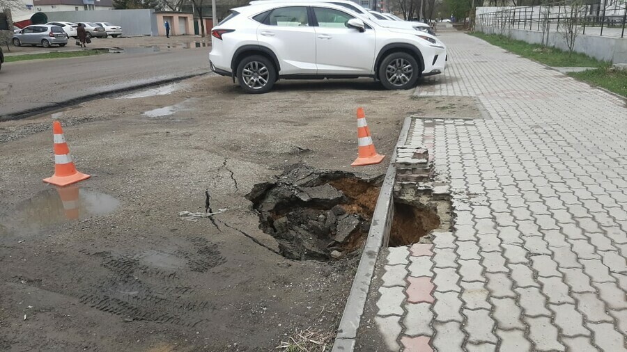 На парковке в центре Благовещенска серьезно провалился асфальт фото