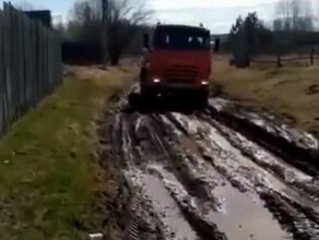 Жители Свободного опасаются что изза разбитой дороги могут возникнуть проблемы с заправкой вертолетов для тушения лесных пожаров видео