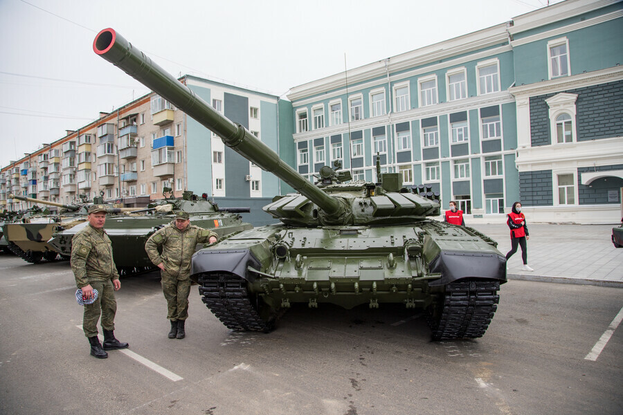 Правительство Приамурья и администрацию Благовещенска разделил военный кордон видео