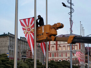 Во Владивостоке начали проверку изза вывешенных ко Дню Победы флагов Они похожи на японские