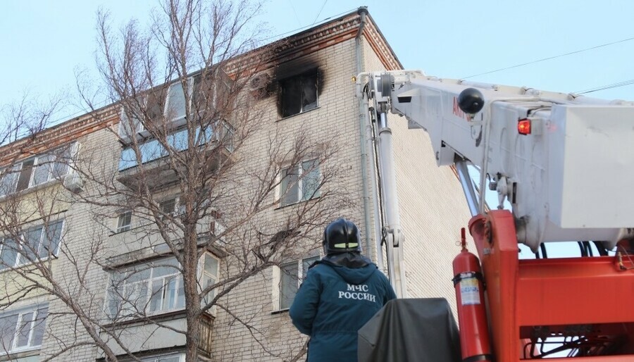 В Шимановске загорелась квартира на верхнем этаже многоквартирного дома