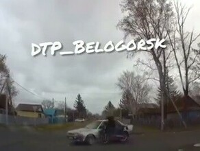 В Приамурье мотоциклист на полном ходу врезался в поворачивающий автомобиль и от удара перелетел через него видео