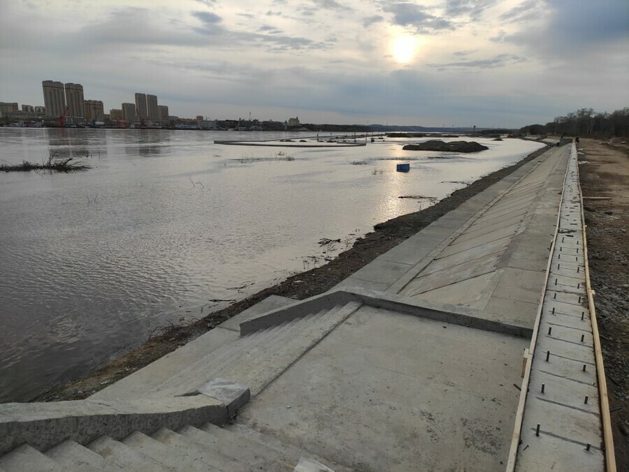 В Благовещенске ушла под воду Серебряная миля на Амуре фото