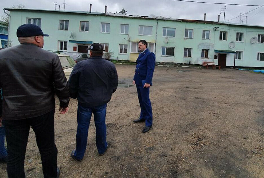 В амурском селе сильный ветер сорвал с многоквартирного дома крышу