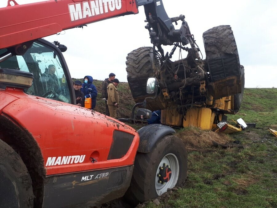 В Тамбовском районе перевернулся огромный трактор Кировец Погибли люди фото