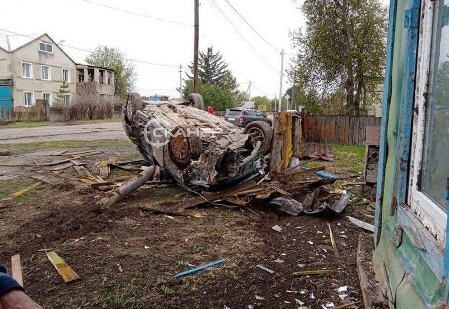 Серьезное ДТП с пострадавшими рано утром в селе Мазановского района иномарка перевернулась и снесла забор дома фото