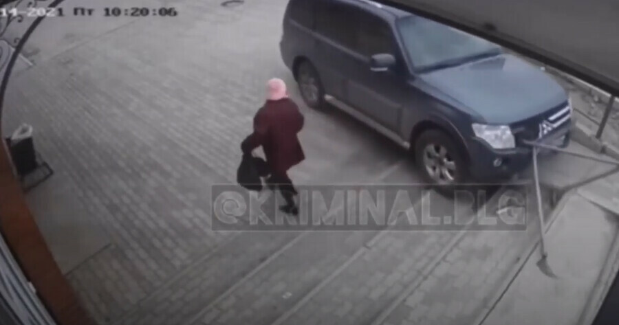 В Чигирях водитель чуть не сбил пенсионерку заехал на крыльцо и снес перила видео