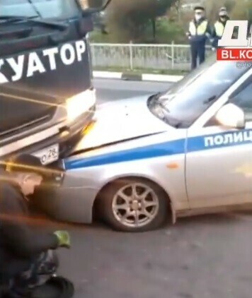 В Белогорске иномарка врезалась в машину ДПС загнав полицейский автомобиль под эвакуатор