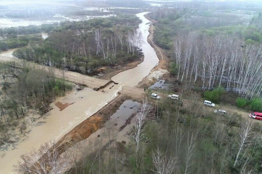 Размытые дороги и садовые участки в Амурской области бушует паводок