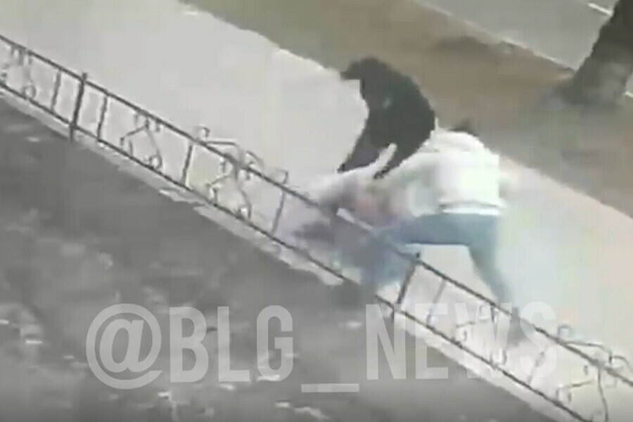 В сети появилось видео потасовки в Благовещенске унесшей жизнь молодого парня 9 мая видео драки