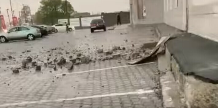 В Уссурийске молния ударила в торговый центр Кирпичи разлетелись на десятки метров видео