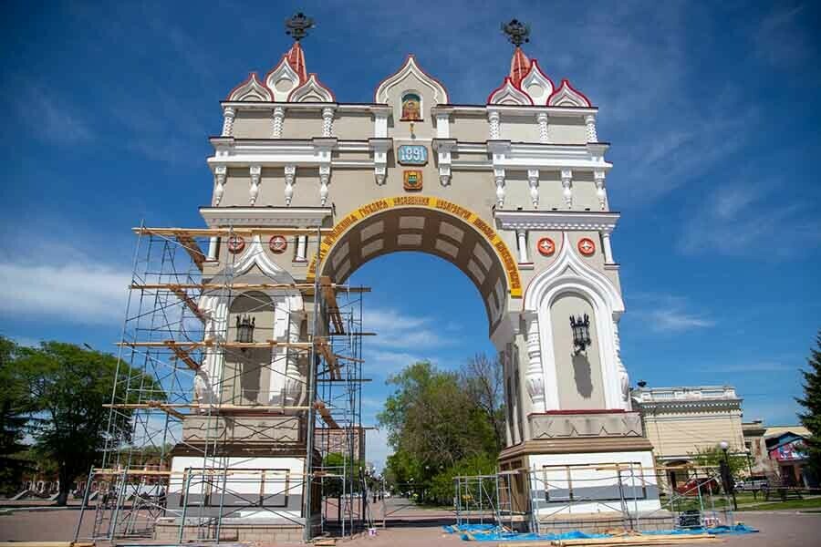 Триумфальную арку ремонтируют в Благовещенске 