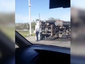 В Благовещенске на железнодорожном переезде перевернулся КамАЗ видео