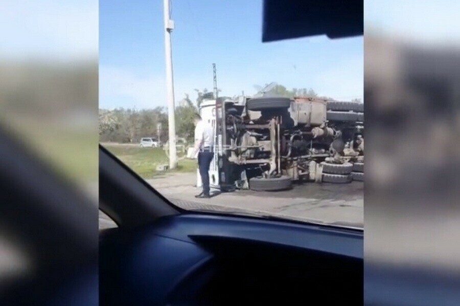 В Благовещенске на железнодорожном переезде перевернулся КамАЗ видео