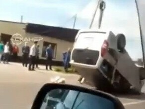 Серьезное ДТП в Белогорске при столкновении сразу трех машин перевернулся микроавтобус видео
