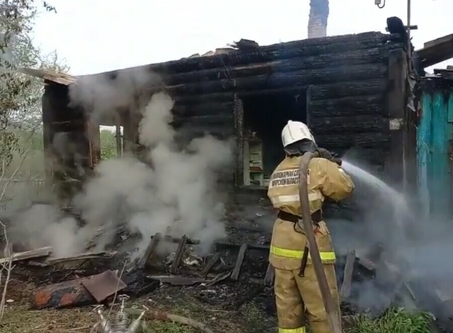 Мужчину обнаружили у окна В пожаре в Амурской области погиб человек видео